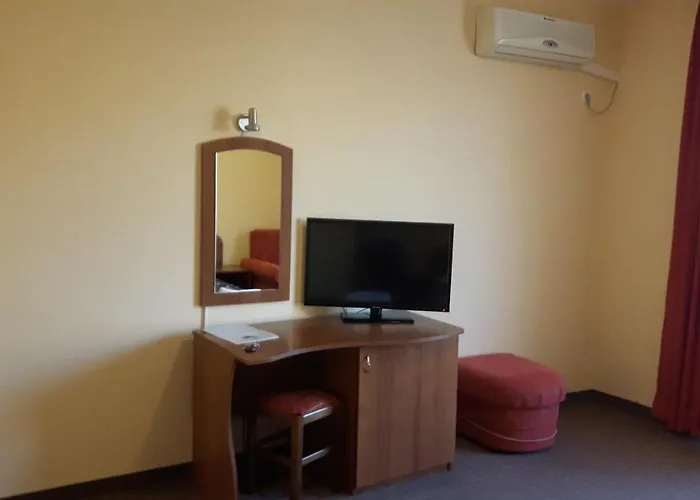 Hotel Black Sea - Breakfast, Pool & Free Parking