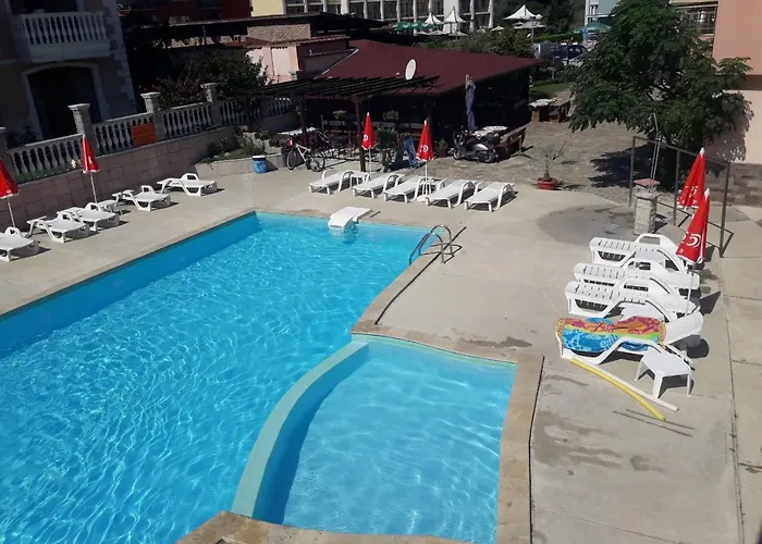 Hotel Black Sea - Breakfast, Pool & Free Parking
