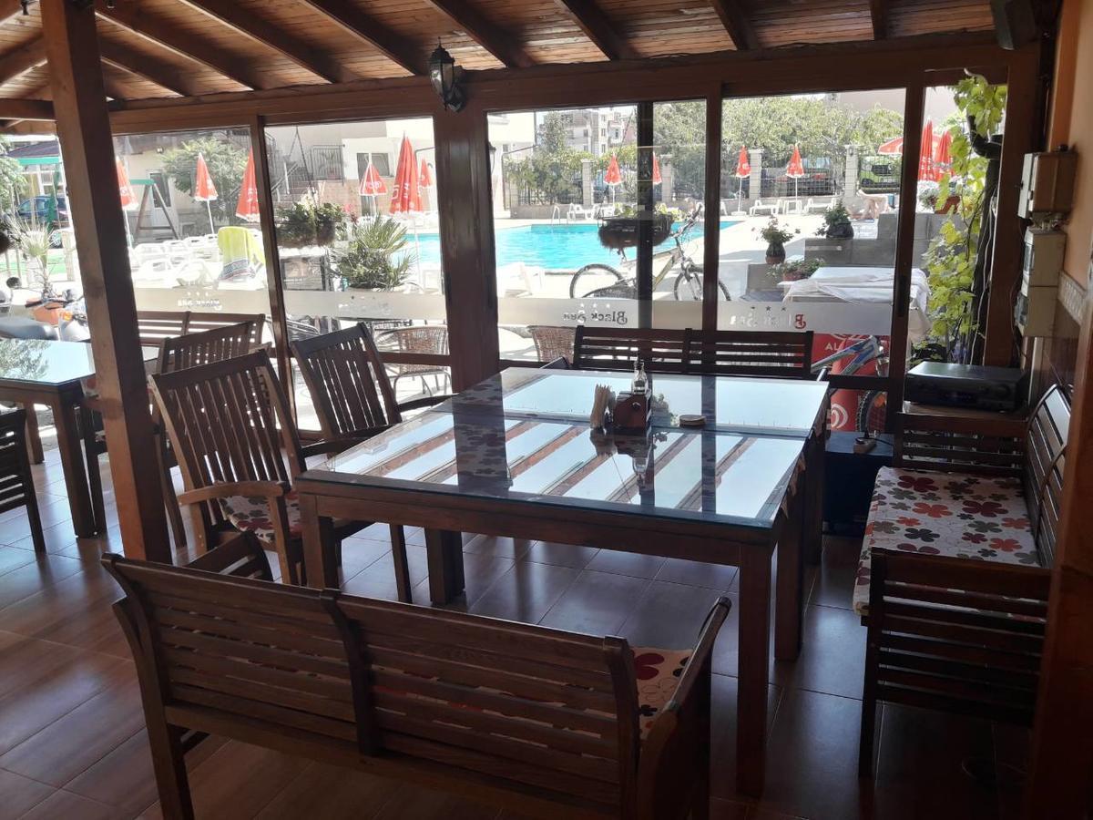Black Sea - Breakfast, Pool & Free Parking Otel 3*