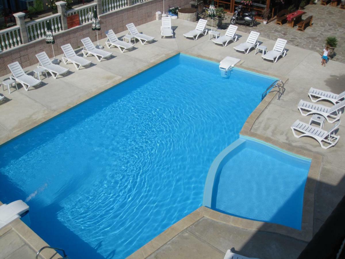 Black Sea - Breakfast, Pool & Free Parking 3*